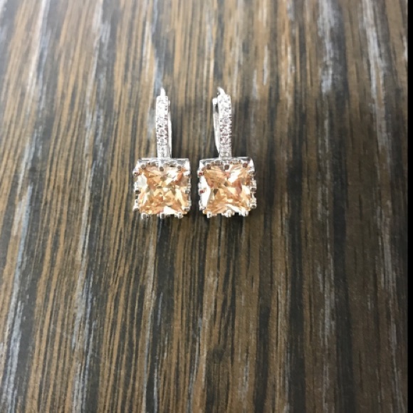 18k Gold Champagne Cubic Zirconia Cubes - Picture 4 of 6